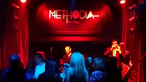 Στη Μουσική Σκηνή <Μethodia>